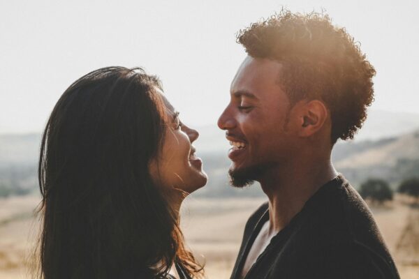 LOVE BOMBING: ¿Qué es y Cómo Identificarlo?